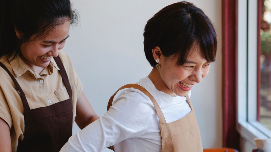 職場で仕事を教わる様子