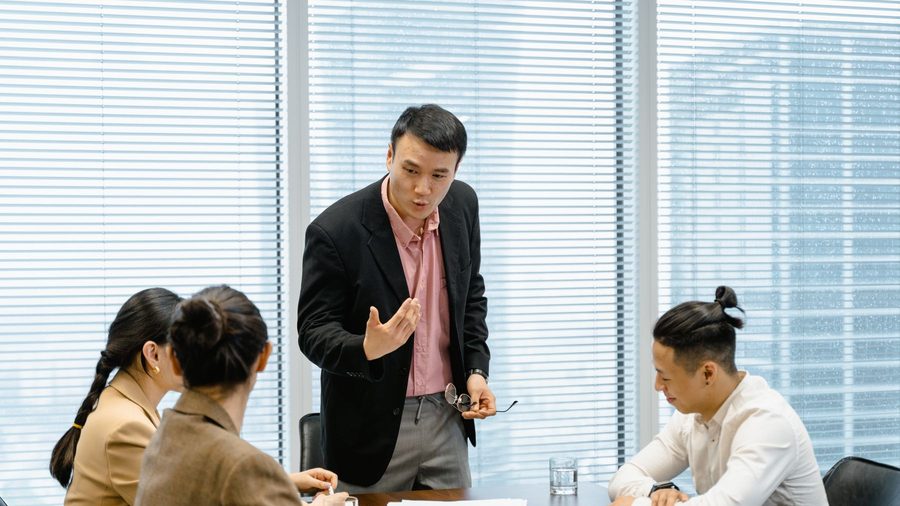 社員の方が話をする様子